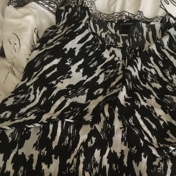 Black and white top 👗👖👚4 for $15 when bundled - Picture 2 of 6